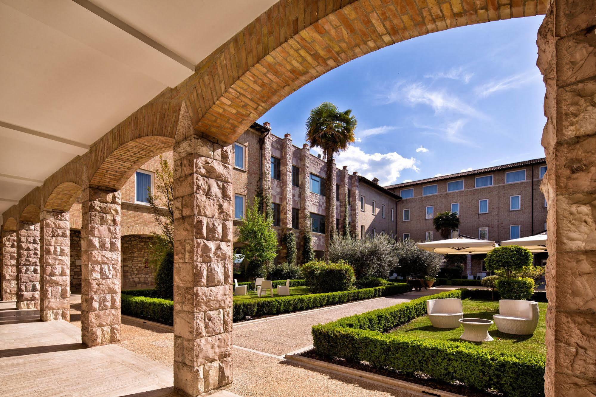 Th Assisi - Hotel Cenacolo Exteriör bild